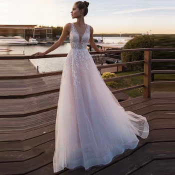 Сватбена рокля с тънки спагети презрамки от тюл с цвят иллюзион шампанско с V-образно деколте в стил бохо, лейси апликация от естествен на корта, сватбената рокля на поръчка